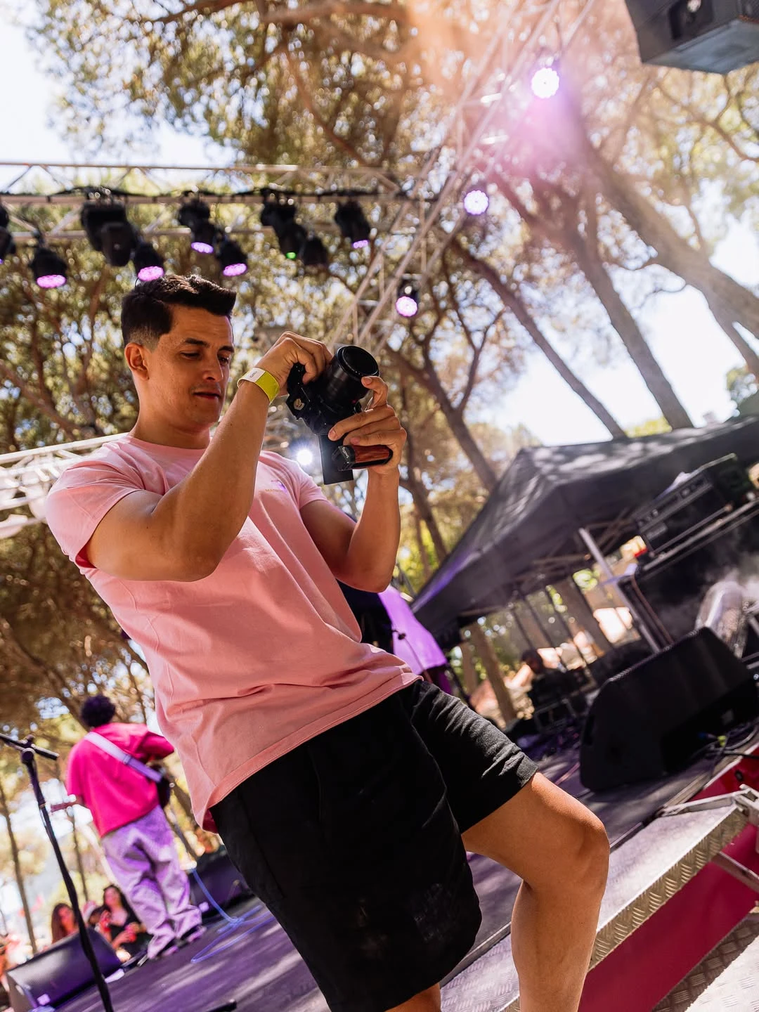 Junior Ramos gravando junto ao palco do Bossa Market